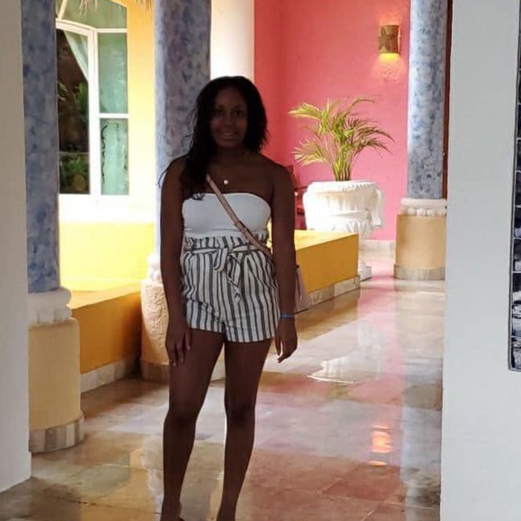 Small black and white pin stripe woman’s shorts - Picture 5 of 5